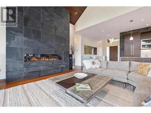 920 Stockley Street, Kelowna, BC - Indoor Photo Showing Living Room With Fireplace