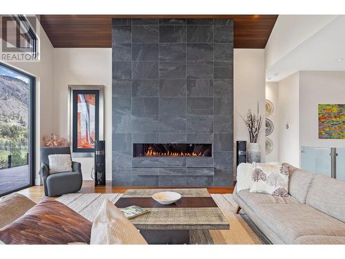 920 Stockley Street, Kelowna, BC - Indoor Photo Showing Living Room With Fireplace