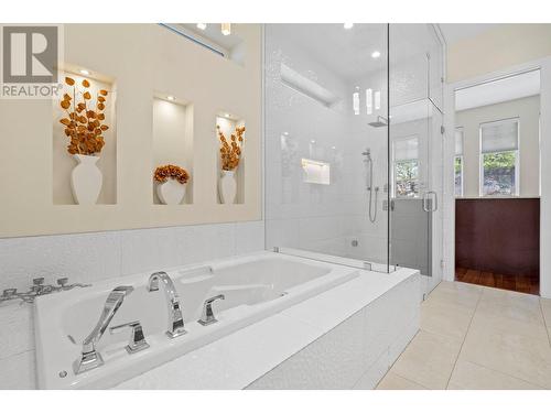 920 Stockley Street, Kelowna, BC - Indoor Photo Showing Bathroom