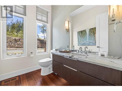 920 Stockley Street, Kelowna, BC - Indoor Photo Showing Bathroom