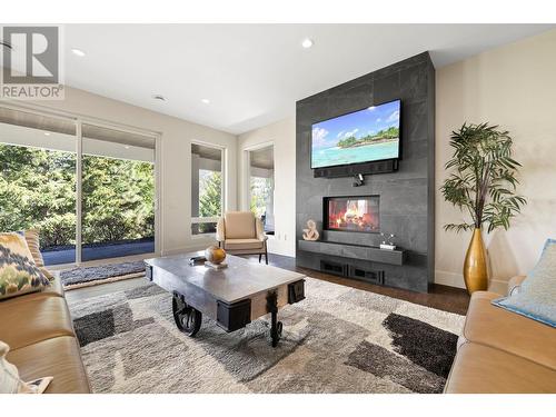 920 Stockley Street, Kelowna, BC - Indoor Photo Showing Living Room With Fireplace