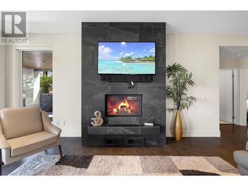 920 Stockley Street, Kelowna, BC - Indoor With Fireplace