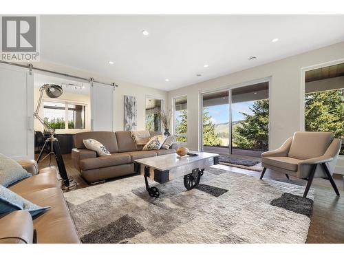 920 Stockley Street, Kelowna, BC - Indoor Photo Showing Living Room