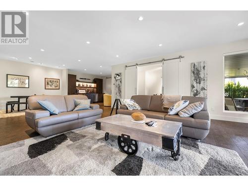 920 Stockley Street, Kelowna, BC - Indoor Photo Showing Living Room