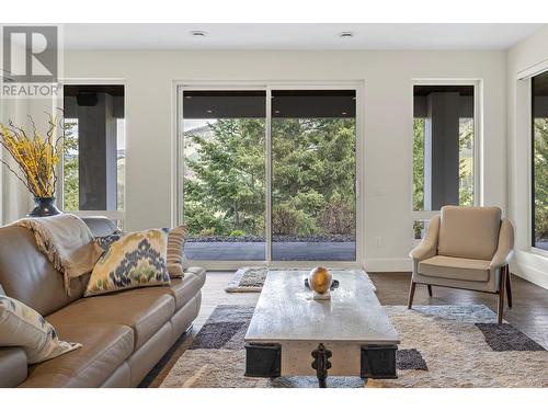 920 Stockley Street, Kelowna, BC - Indoor Photo Showing Living Room