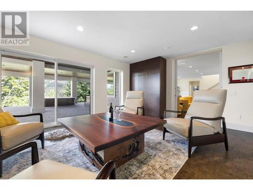 920 Stockley Street, Kelowna, BC - Indoor Photo Showing Living Room