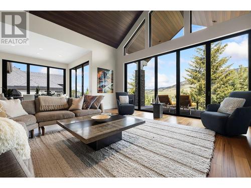 920 Stockley Street, Kelowna, BC - Indoor Photo Showing Living Room