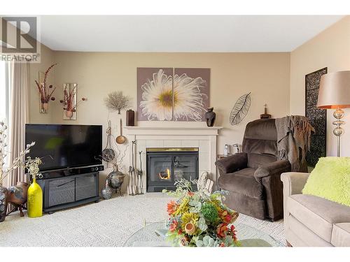 1255 Raymer Avenue Unit# 573, Kelowna, BC - Indoor Photo Showing Living Room With Fireplace