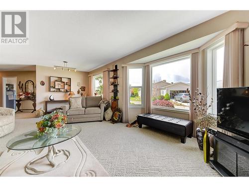 1255 Raymer Avenue Unit# 573, Kelowna, BC - Indoor Photo Showing Living Room