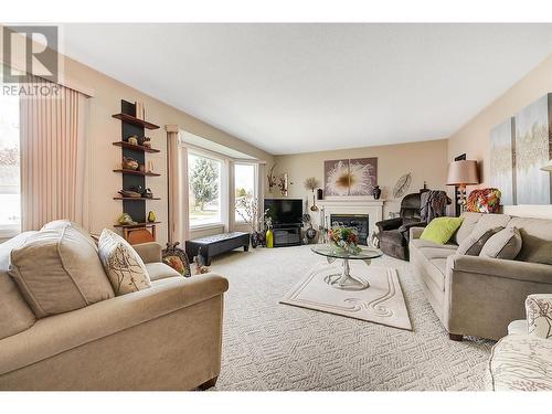 1255 Raymer Avenue Unit# 573, Kelowna, BC - Indoor Photo Showing Living Room With Fireplace