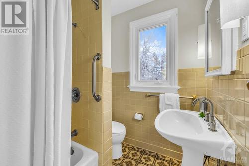 97 Reid Avenue, Ottawa, ON - Indoor Photo Showing Bathroom