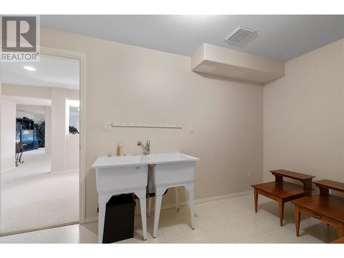 2602 Golf Course Drive, Blind Bay, BC - Indoor Photo Showing Laundry Room