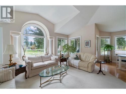 2602 Golf Course Drive, Blind Bay, BC - Indoor Photo Showing Living Room