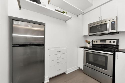 58 Macaulay Avenue|Unit #302, Toronto, ON - Indoor Photo Showing Kitchen