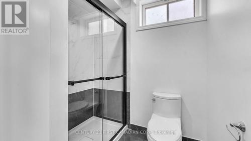 B - 1775 Oxford Street E, London, ON - Indoor Photo Showing Bathroom