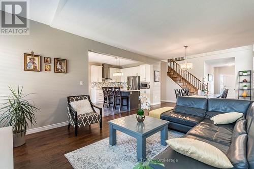 45 Bellagio Avenue, Hamilton, ON - Indoor Photo Showing Living Room