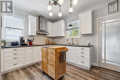 358 Davis Street, Sarnia, ON - Indoor Photo Showing Kitchen With Upgraded Kitchen