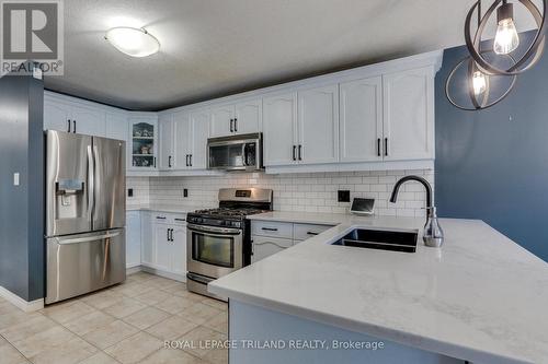 770 Reeves Avenue, London, ON - Indoor Photo Showing Kitchen With Double Sink