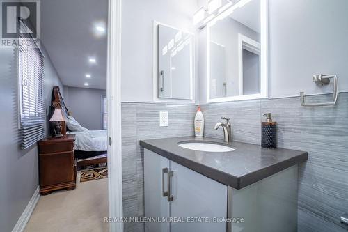 3239 Pinemeadow Drive, Burlington, ON - Indoor Photo Showing Bathroom