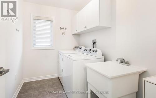 30 Fieldstone Lane Avenue, Caledon, ON - Indoor Photo Showing Laundry Room