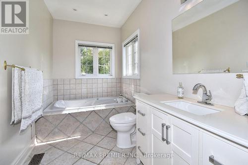 9661 Bathurst Street, Richmond Hill, ON - Indoor Photo Showing Bathroom