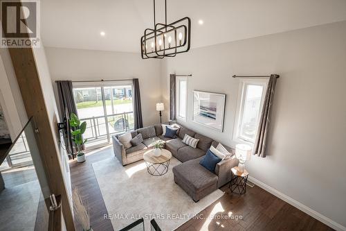 60 Valley Road, Whitchurch-Stouffville, ON - Indoor Photo Showing Living Room