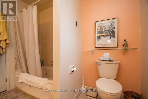 18 Corneil Street, Kawartha Lakes, ON - Indoor Photo Showing Bathroom