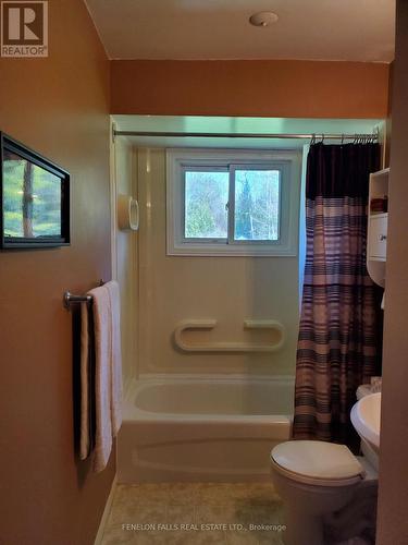 120 Clifton Street, Kawartha Lakes, ON - Indoor Photo Showing Bathroom