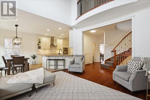 174 Tawny Crescent, Oakville, ON - Indoor Photo Showing Living Room