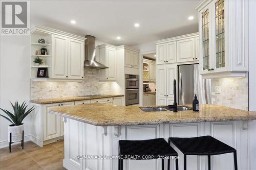 174 Tawny Crescent, Oakville, ON - Indoor Photo Showing Kitchen With Upgraded Kitchen