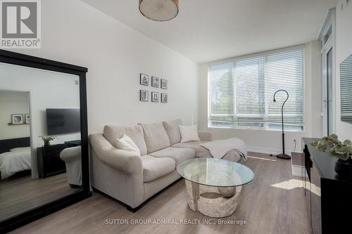 326 - 7608 Yonge Street, Vaughan, ON - Indoor Photo Showing Living Room