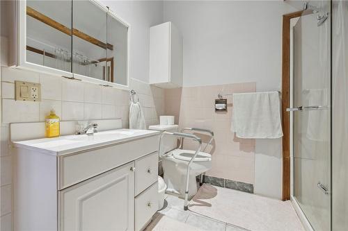 176 East Avenue N, Hamilton, ON - Indoor Photo Showing Bathroom