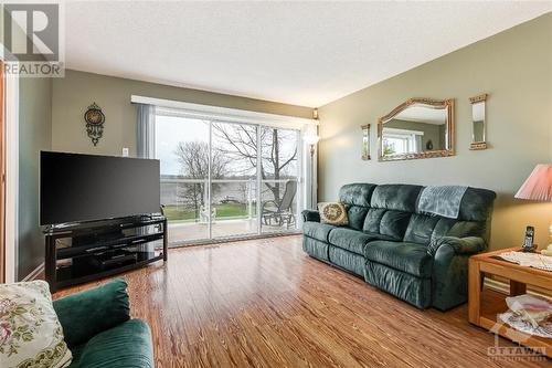 2577 Highway 174 Road, Ottawa, ON - Indoor Photo Showing Living Room