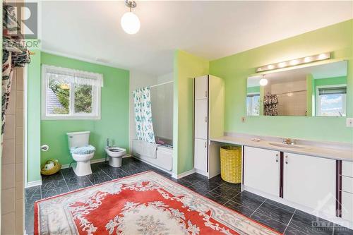 5 piece bath - 3340 Woodkilton Road, Ottawa, ON - Indoor Photo Showing Bathroom