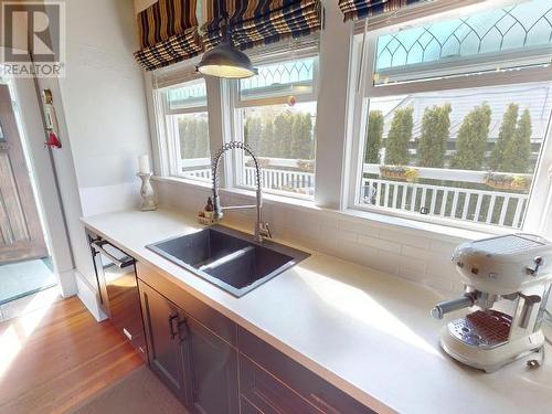 5662 Marine Ave, Powell River, BC - Indoor Photo Showing Kitchen With Double Sink