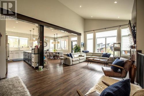 7 Single Track Way, Fernie, BC - Indoor Photo Showing Living Room