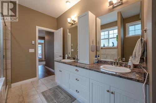 2450 Radio Tower Road Unit# 114, Oliver, BC - Indoor Photo Showing Bathroom