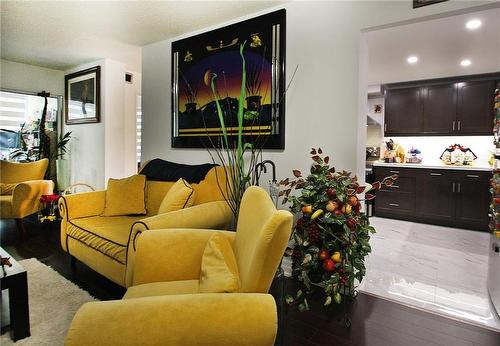 145 Hillcrest Avenue|Unit #209, Mississauga, ON - Indoor Photo Showing Living Room