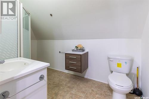 1116 1St Avenue Nw, Moose Jaw, SK - Indoor Photo Showing Bathroom