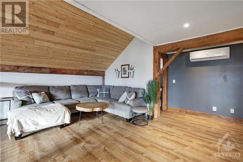 9261 33 Highway, Napanee, ON - Indoor Photo Showing Living Room