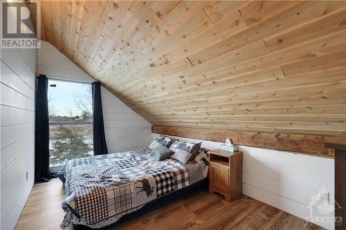 9261 33 Highway, Napanee, ON - Indoor Photo Showing Bedroom