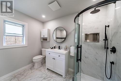 22 Kinsmen Court, Whitby, ON - Indoor Photo Showing Bathroom