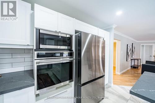 22 Kinsmen Court, Whitby, ON - Indoor Photo Showing Kitchen
