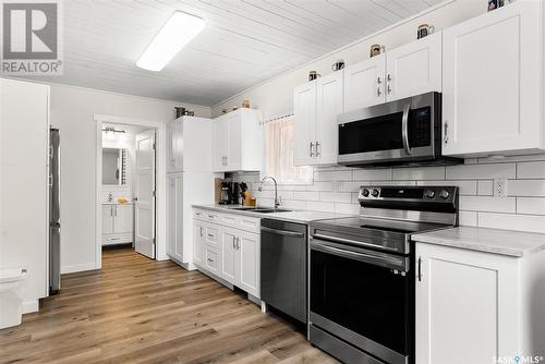 112 Green Avenue, Regina Beach, SK - Indoor Photo Showing Kitchen