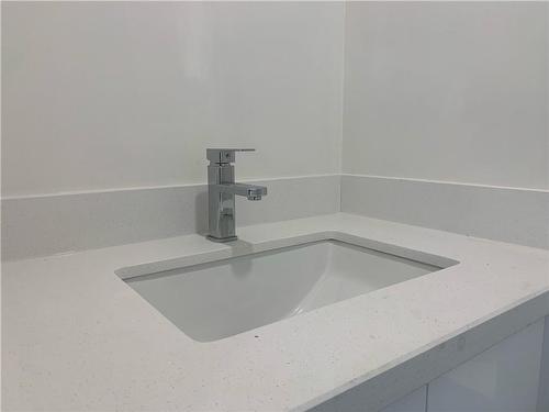 700 Lawrence Road|Unit #305, Hamilton, ON - Indoor Photo Showing Bathroom
