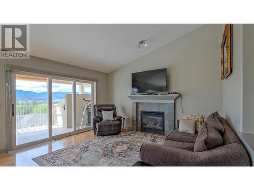 3516 Camelback Drive, Kelowna, BC - Indoor Photo Showing Living Room With Fireplace