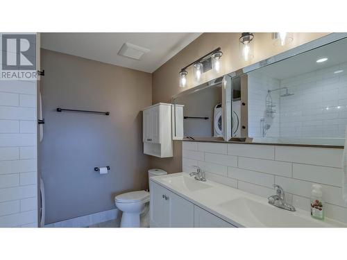 3516 Camelback Drive, Kelowna, BC - Indoor Photo Showing Bathroom