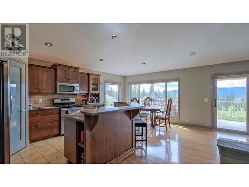 3516 Camelback Drive, Kelowna, BC - Indoor Photo Showing Kitchen