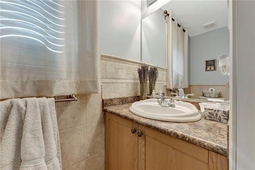 98 Kendrick Court, Ancaster, ON - Indoor Photo Showing Bathroom