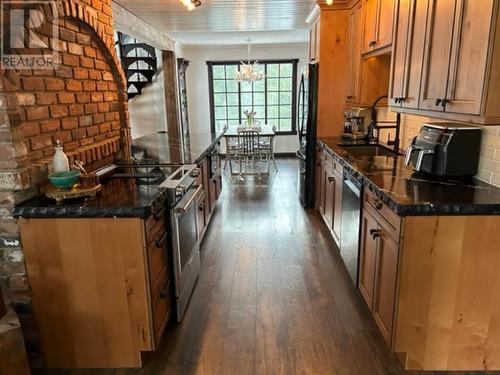 3025 Camozzi Road, Revelstoke, BC - Indoor Photo Showing Kitchen